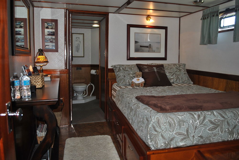 Making Waves Boatel Bed & Breakfast Toronto Exterior photo